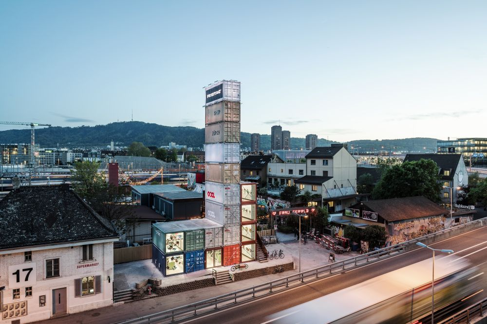 FREITAG_Store-Zuerich_byNight1_RolandTaennler_RGB_HighRes